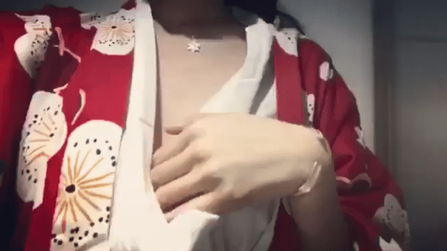 Em cởi bộ kimono đỏ